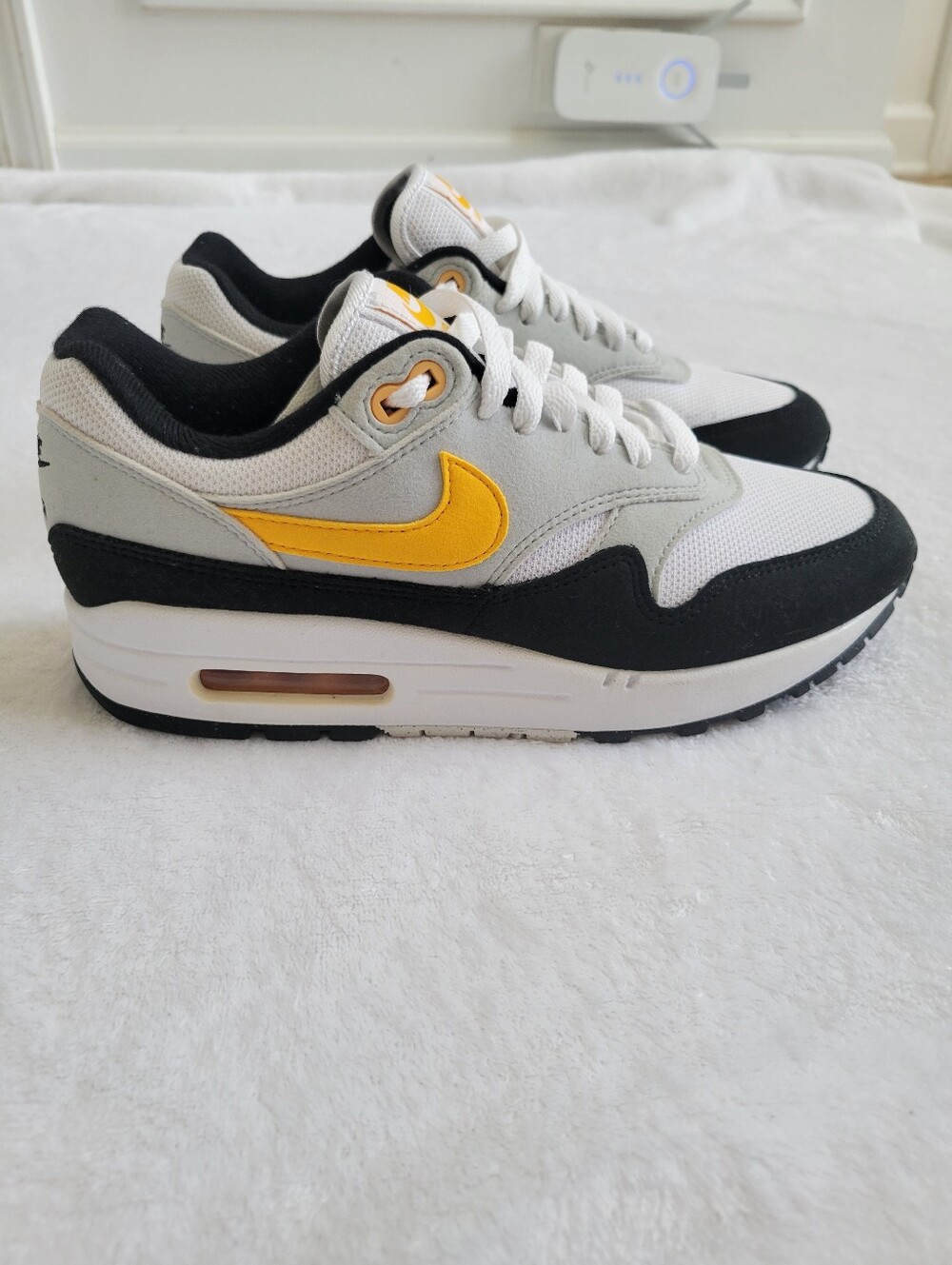 Nike Air Max 1 Sneaker University Gold‎ White Black Trainer Men Size 6.5 - Picture 4 of 9